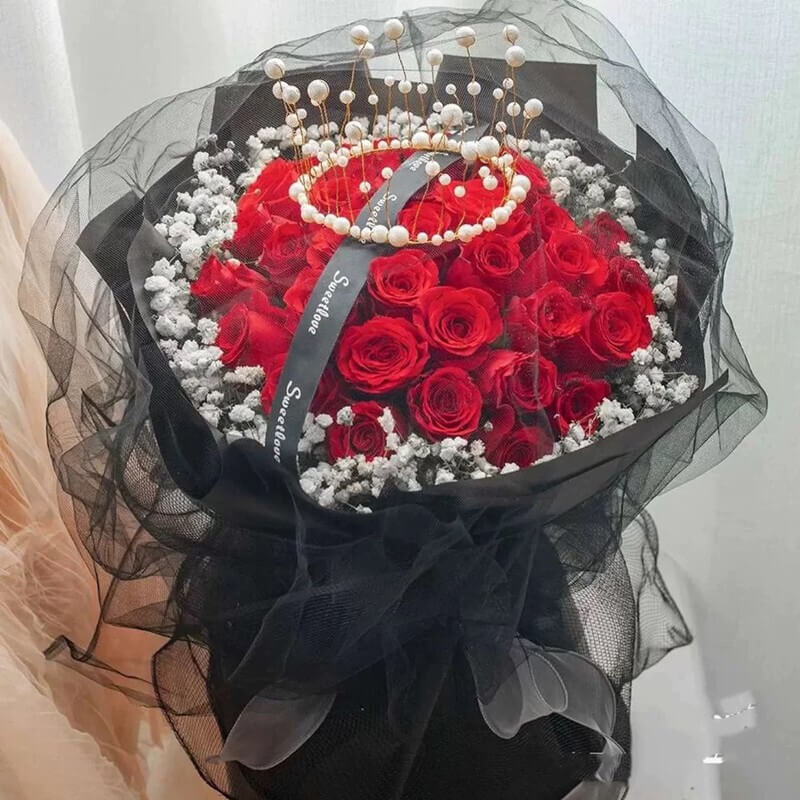 33朵红色玫瑰花束,皇冠装饰